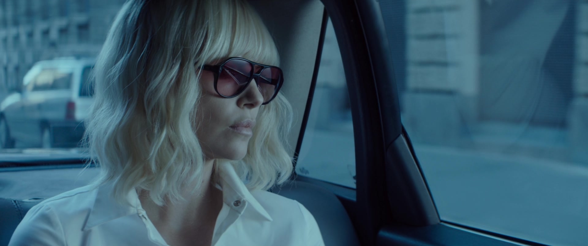 Blonde 2017. Шарлиз Терон взрывная Блондинк. Шарлиз Терон Atomic blonde. Шарлиз Терон атомная блондинка. Взрывная блондинка (2017).