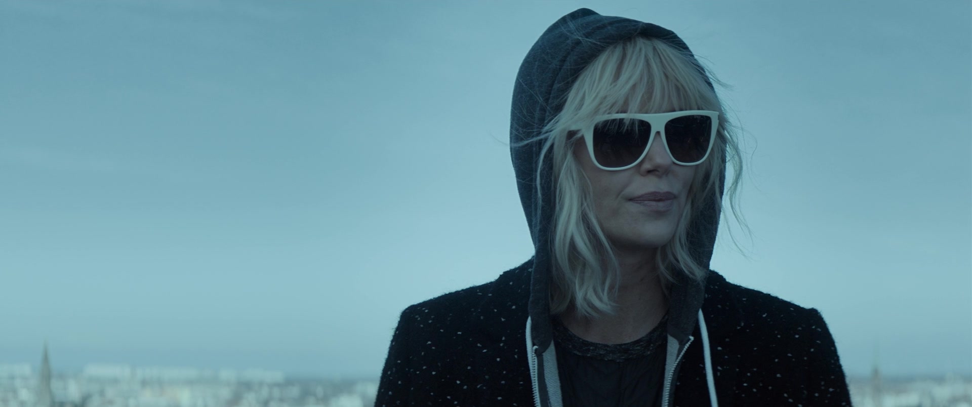 Blonde 2017. Шарлиз Терон Atomic blonde. Взрывная блондинка (2017). Atomic blondie 2017. Взрывная блондинка - Atomic blonde (2017) BDRIP.